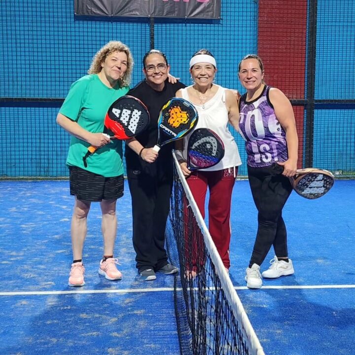 Jugadoras de todas las edades pueden jugar a la par 
en una cancha de Pádel