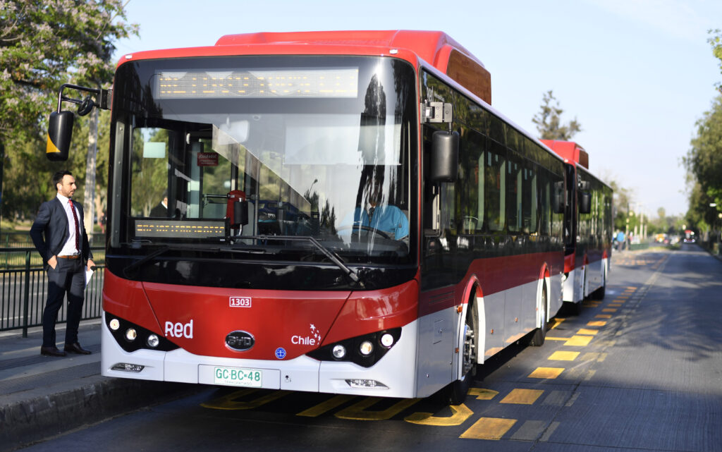 Bus eléctrico en las calles de Santiago, Chile