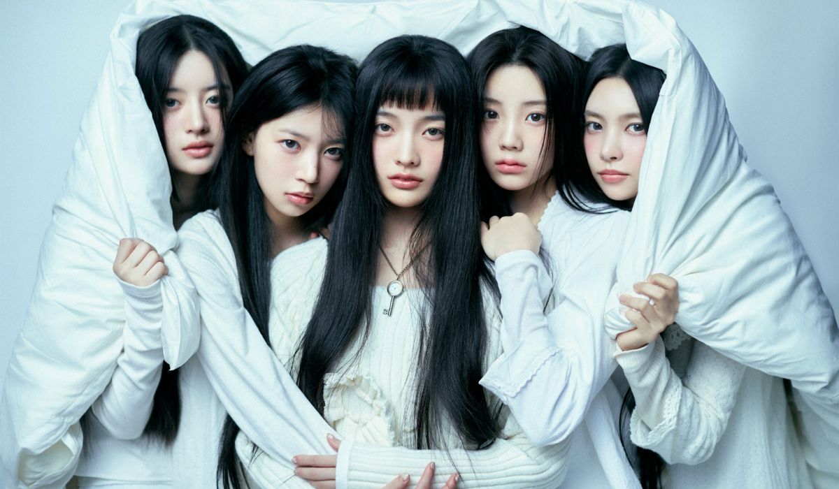 El grupo femenino Illit: Yunah, Minju, Moka, Wonhee e Iroha.