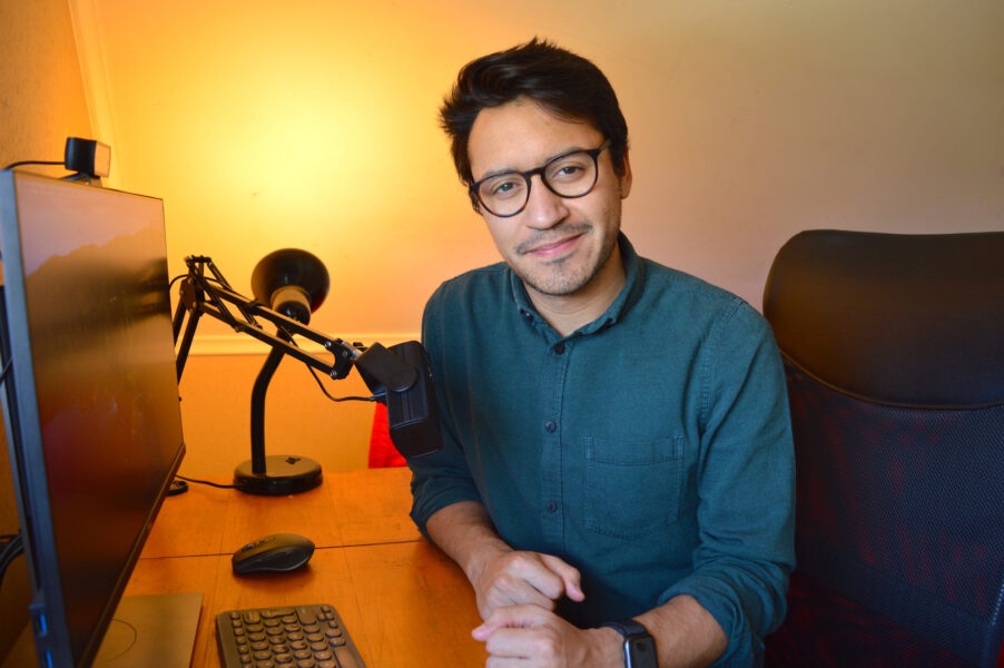 Imagen del psicólogo Andrés Salgado sentado en un escritorio y mirando hacia la cámara.